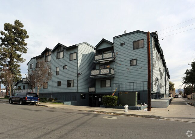 Building Photo - 802 E Pine