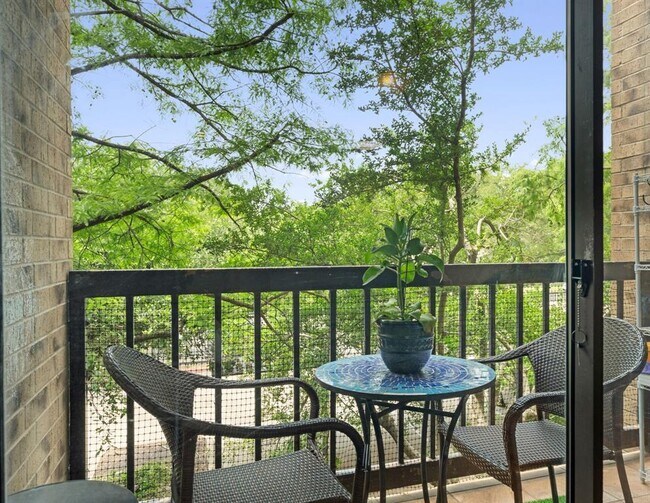 Foto del edificio - 8888 Tallwood Dr