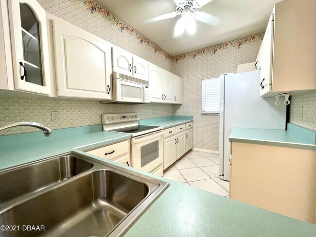 Building Photo - 2235 Candlewood Ln E