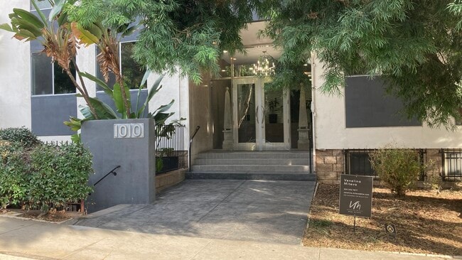 Building Photo - 1010 N Kings Rd