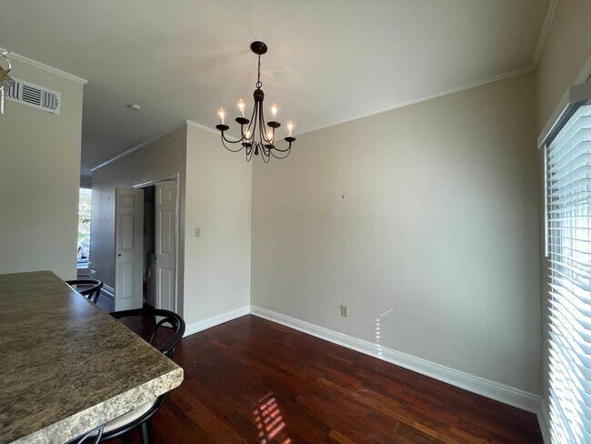 Building Photo - 2 Bedroom Townhouse Near Southdowns & the ...