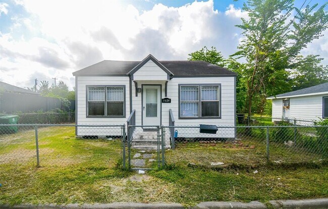 Building Photo - 3625 Sauer St