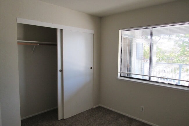 Building Photo - Large 2 Bed, 2 Bath Upstairs Unit Close to...