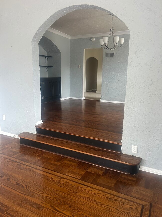 Dining room - 444 S Hanley Rd