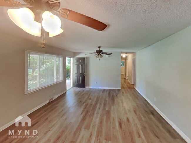Building Photo - 2303 Greenleaf Dr