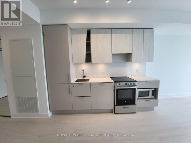 Photo du bâtiment - 3900-3900 Confederation Pkwy