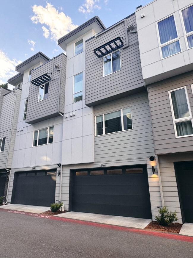 Building Photo - 12466 NE 10th Ln