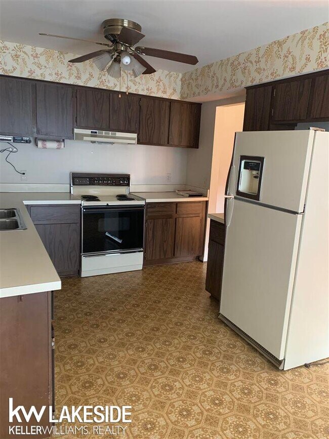 8062 Willow Ln, Warren, MI 48093 Condo for Rent in Warren, MI