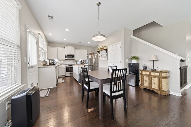 Foto del edificio - 404 Black Thorn Ln