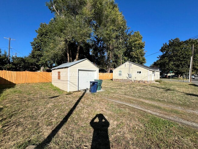 Building Photo - 2 bed, 1 bath in great Mid Town location!