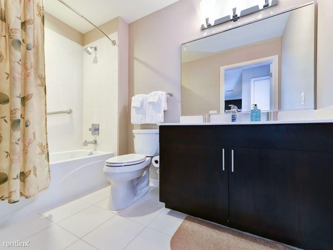 Building Photo - 1 br, 1 bath  - 1303 N Van Buren St