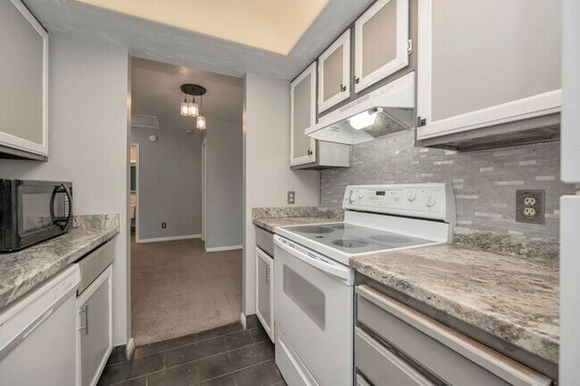 Foto del edificio - Great Location - Leafy Sandy Condo