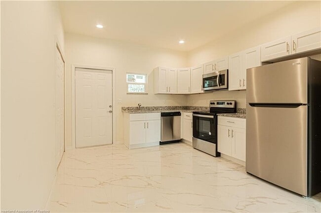 Foto del edificio - BRAND NEW-MOVE IN READY TWO BEDROOM/2 BATH SINGLE FAMILY HOME