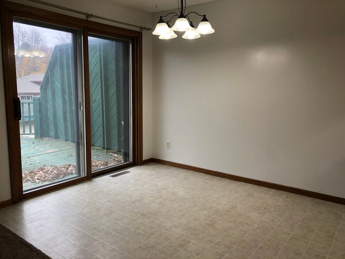 Foto principal - 10673 Grouse St NW