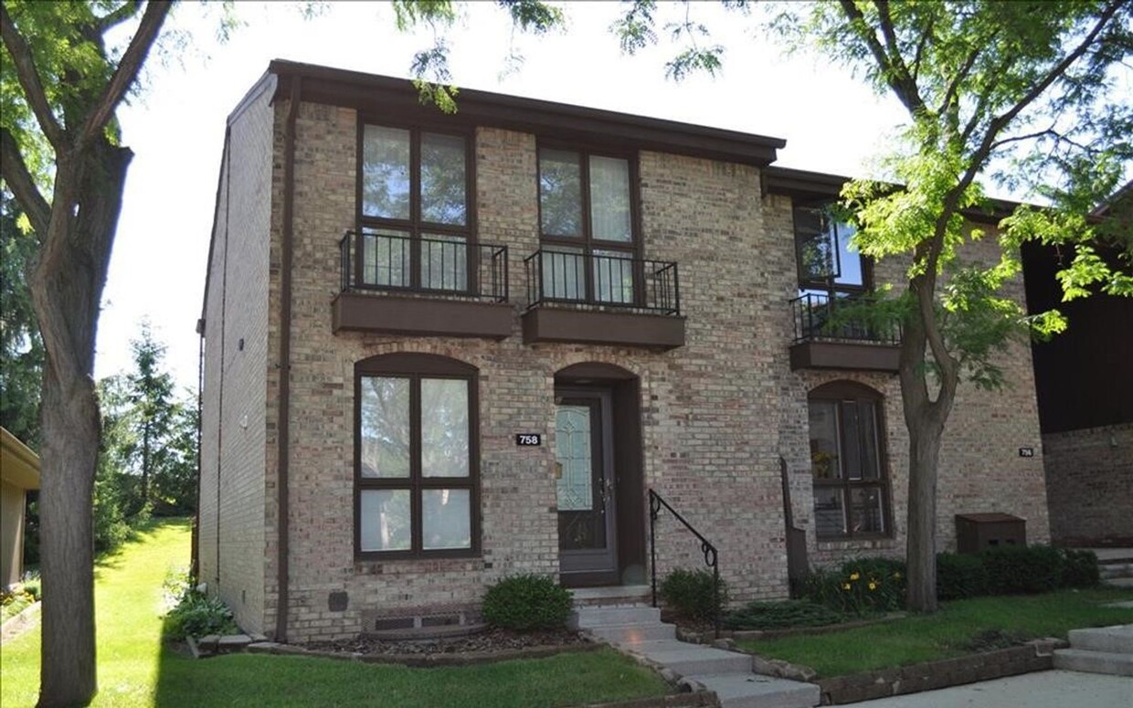 Foto principal - Two Story End Unit Townhouse - Two Bed/1.5...