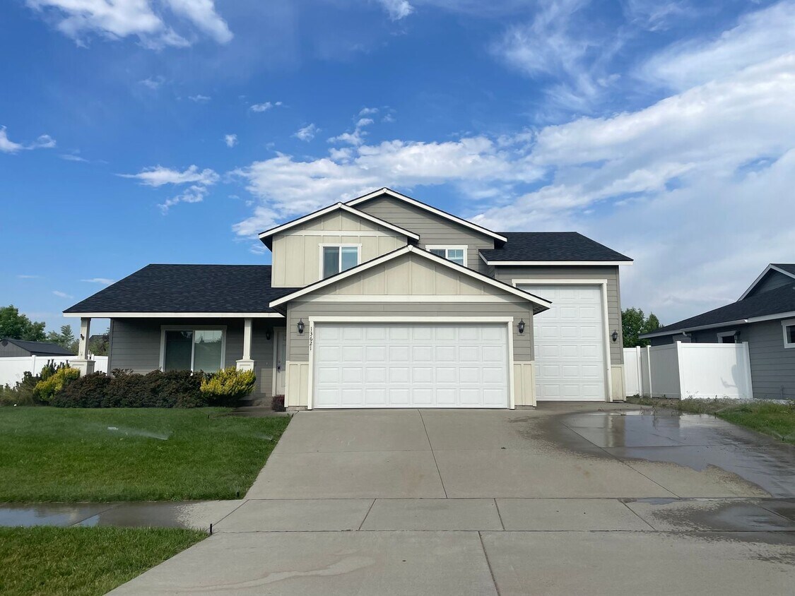 Primary Photo - 4 bedroom/2.5 bath Rathdrum Home with RV/B...