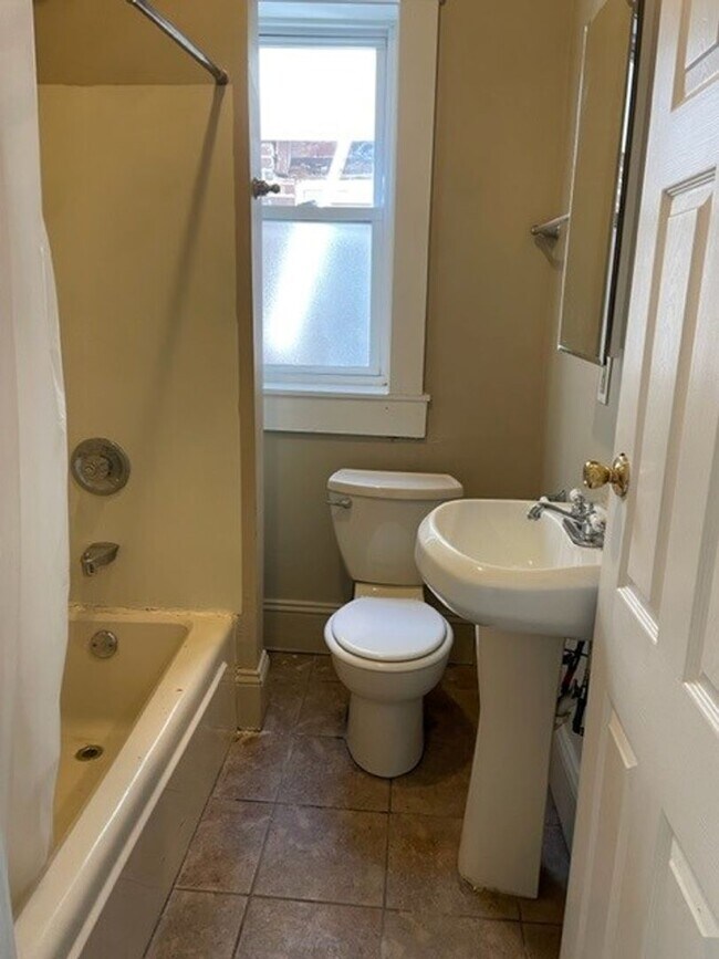 Building Photo - 2nd Floor 2 Bedrooms 1 Bathroom Apartment ...