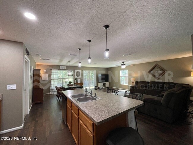 Foto del edificio - 15366 Bareback Dr