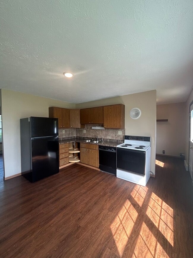 Building Photo - 3 Bedroom Home