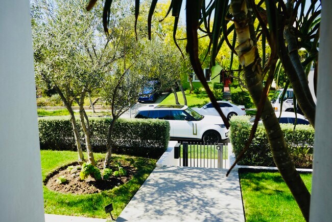 Foto del edificio - 738 N Sierra Bonita Ave