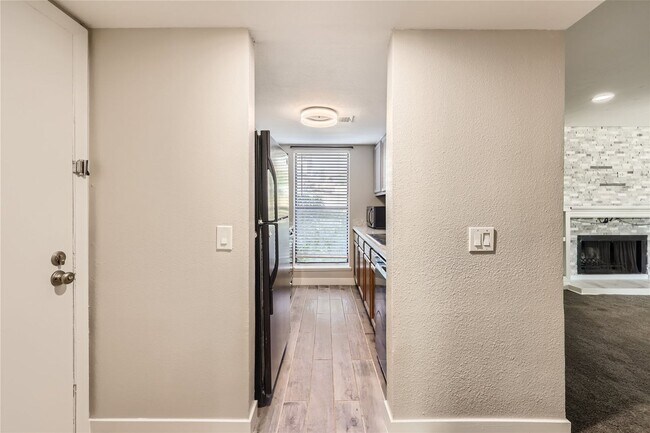Building Photo - "Charming 1-Bedroom 1-Bathroom Unit in Bea...