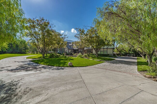 Foto del edificio - COMING SOON! Magnificent 6-Bedroom Gated Estate in Sand Canyon!