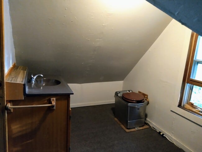 MEDIO BAÑO CON INODORO ECOLÓGICO - 1324 M St NE