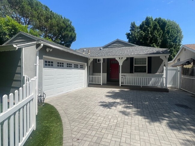 Building Photo - Welcome to your dream home in desirable Sh...