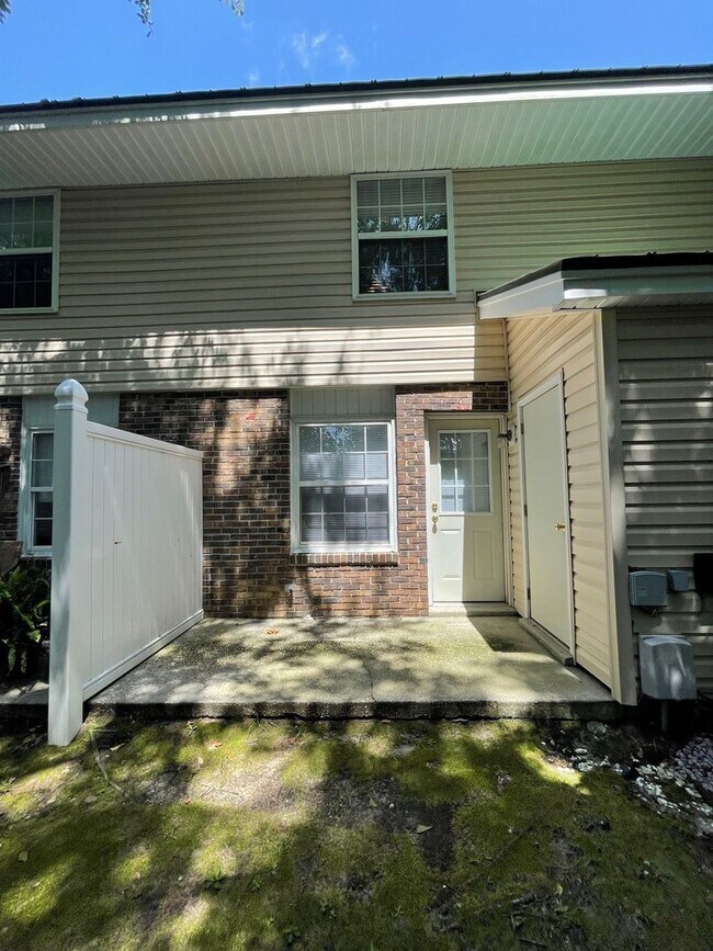 Building Photo - 2bd/1.5ba Townhome super close to CMC, HGTC and CCU! Many utilities included!