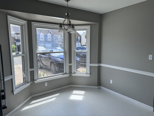 Building Photo - 1376 Battleford Dr