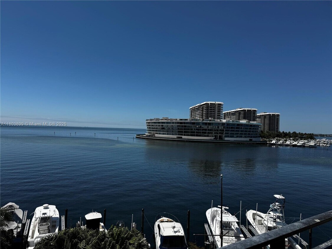 Foto principal - 1632 S Bayshore Ct