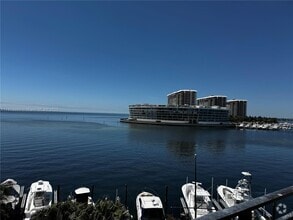 Building Photo - 1632 S Bayshore Ct