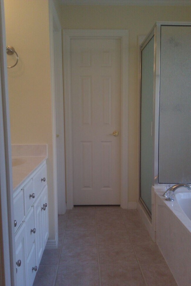 Building Photo - THREE BEDROOMS THREE BATHS, FENCED BACKYARD