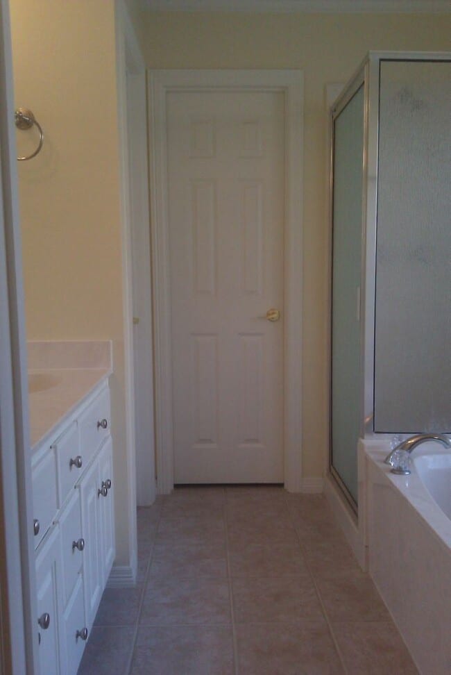 Foto del edificio - THREE BEDROOMS THREE BATHS, FENCED BACKYARD