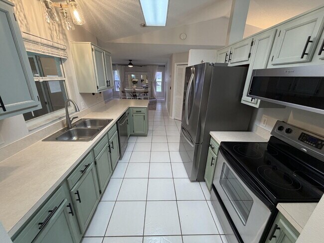Foto del edificio - Move-In Ready 3/2 in Six Mile Creek | New Appliances | 2-Car Garage