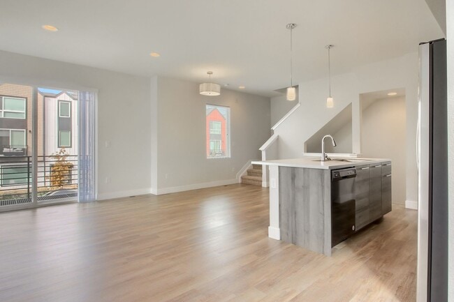 Foto del edificio - 3 Bedroom townhome in Lakewood