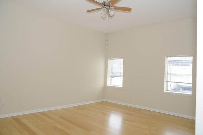 Building Photo - 115 College Pl