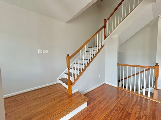 Escaleras de la planta principal que suben a los dormitorios en el tercer nivel. - 25530 Joy Ln
