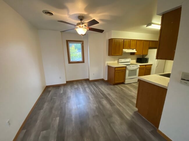 Building Photo - Trail Side Drive Apartments - FULL OCCUPANCY
