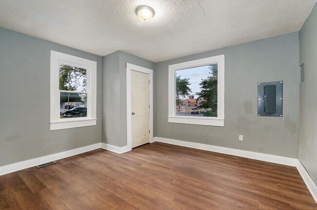 Building Photo - 2347 N Lyon Ave