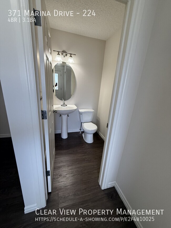 Photo du bâtiment - ?? Beautifully Renovated 4 Bed / 3.5 Bath Home with Garage and Fenced Yard in Chestermere Station...