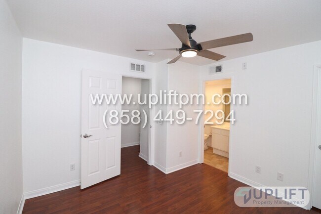 Foto del edificio - 3 Bed, 3.5 Bath Townhome w/ 2-Car Garage, ...
