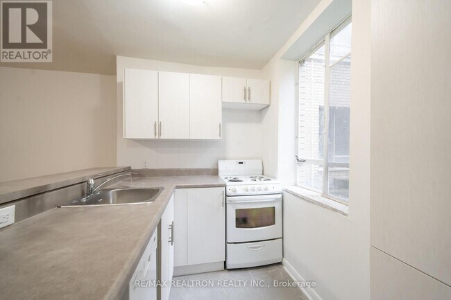 Building Photo - 77 Erskine Ave