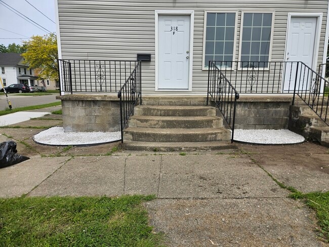 Building Photo - 318 Lake Shore Dr E
