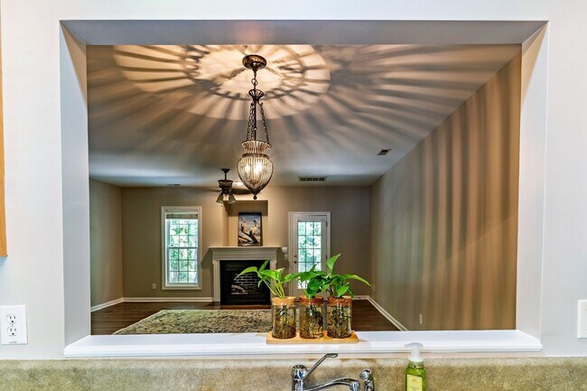 Foto del edificio - Move-In Ready End-Unit Townhome with Two Private Suites in the Heart of Rolesville!