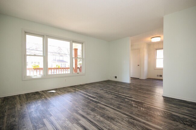 Foto del edificio - 637 19th Ave NE