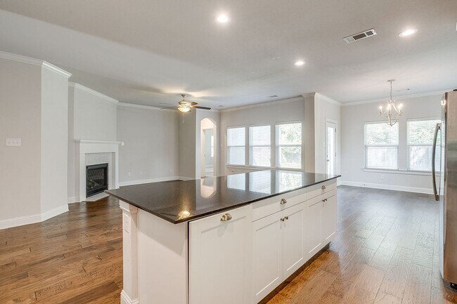 Building Photo - Short Term Rental- 4 Bed, 2 Bath Home Near TCU-  76109