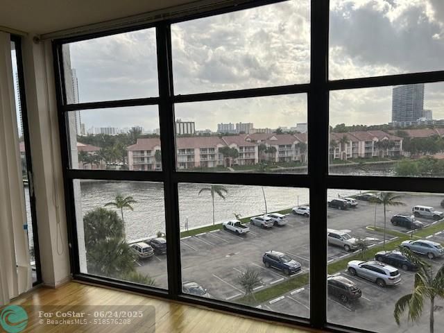 Foto del edificio - 200 Leslie Dr