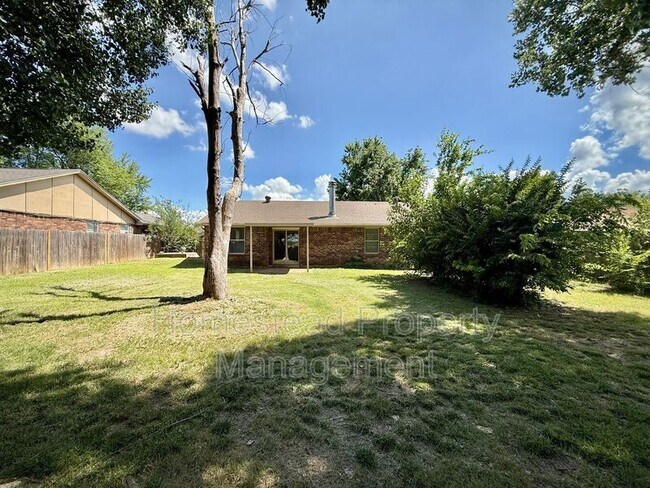 Building Photo - 5813 SE 10th St