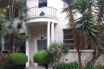 Building Photo - 2507 N Beachwood Dr